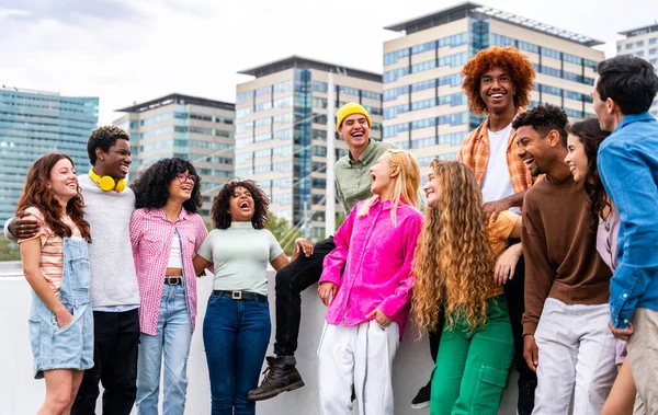 アウトドアを結ぶ若い友人の幸せな遊び心のある多民族グループ 都市で会う多民族ミレニアル世代の学生 若者の概念 人々のライフスタイル 多様性 都市生活 — ストック写真