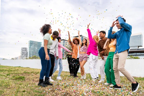 Счастливая Веселая Многоэтническая Группа Молодых Друзей Объединяющихся Улице Студенты Миллениалы — стоковое фото