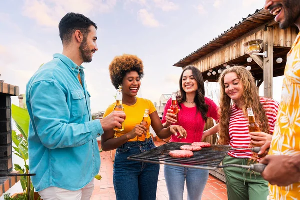 Gruppo Multietnico Giovani Amici Felici Che Organizzano Una Cena Barbecue — Foto Stock
