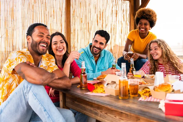 Multietnisk Grupp Glada Unga Vänner Som Har Middag Grillfest Taket — Stockfoto