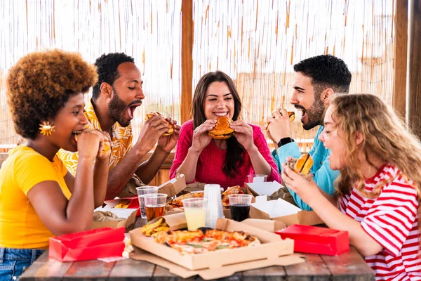 Multi Etnische Groep Van Gelukkige Jonge Vrienden Met Diner Barbecue — Stockfoto