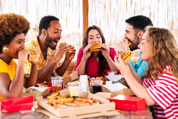 Grupo Multiétnico Jovens Amigos Felizes Jantando Churrasco Telhado Casa Multirracial — Fotografia de Stock