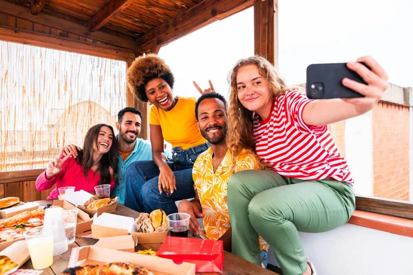 Multiethnic Group Happy Young Friends Having Dinner Barbecue Party Rooftop — Stock Photo, Image