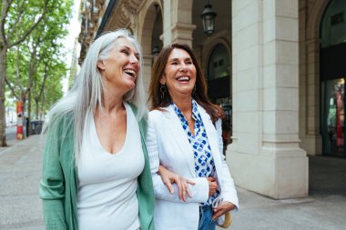Güzel, son sınıf kadınları şehirde kaynaşıyor çekici, neşeli, olgun bayan arkadaşlar eğleniyor, alışveriş yapıyor, bağ kuruyor, yaşlılar için yaşam tarzı kavramları var.