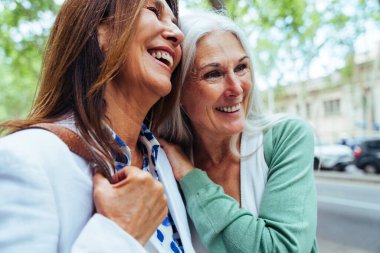 Güzel, son sınıf kadınları şehirde kaynaşıyor çekici, neşeli, olgun bayan arkadaşlar eğleniyor, alışveriş yapıyor, bağ kuruyor, yaşlılar için yaşam tarzı kavramları var.