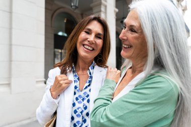 Güzel, son sınıf kadınları şehirde kaynaşıyor çekici, neşeli, olgun bayan arkadaşlar eğleniyor, alışveriş yapıyor, bağ kuruyor, yaşlılar için yaşam tarzı kavramları var.