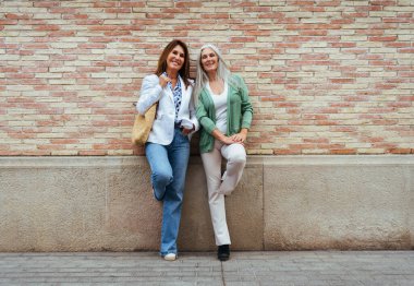 Güzel, son sınıf kadınları şehirde kaynaşıyor çekici, neşeli, olgun bayan arkadaşlar eğleniyor, alışveriş yapıyor, bağ kuruyor, yaşlılar için yaşam tarzı kavramları var.