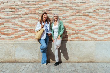 Güzel, son sınıf kadınları şehirde kaynaşıyor çekici, neşeli, olgun bayan arkadaşlar eğleniyor, alışveriş yapıyor, bağ kuruyor, yaşlılar için yaşam tarzı kavramları var.