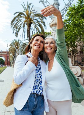 Güzel, son sınıf kadınları şehirde kaynaşıyor çekici, neşeli, olgun bayan arkadaşlar eğleniyor, alışveriş yapıyor, bağ kuruyor, yaşlılar için yaşam tarzı kavramları var.