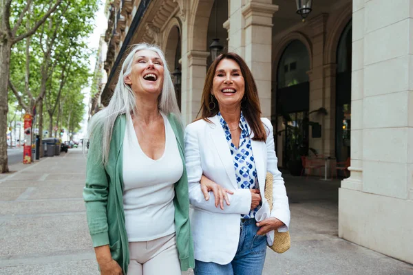 Vackra Äldre Kvinnor Som Förenas Utomhus Staden Attraktiva Glada Mogna — Stockfoto