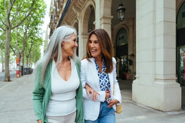 Красивые Пожилые Женщины Сближаются Открытом Воздухе Городе Привлекательные Веселые Зрелые — стоковое фото
