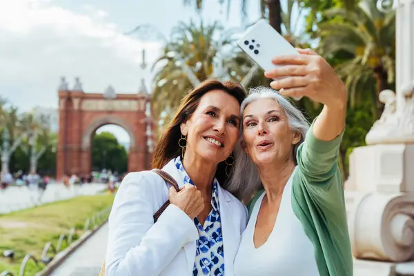 Piękne Seniorki Nawiązujące Więzi Świeżym Powietrzu Mieście Atrakcyjne Wesołe Dojrzałe — Zdjęcie stockowe