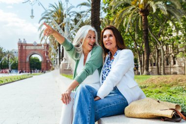 Güzel, son sınıf kadınları şehirde kaynaşıyor çekici, neşeli, olgun bayan arkadaşlar eğleniyor, alışveriş yapıyor, bağ kuruyor, yaşlılar için yaşam tarzı kavramları var.