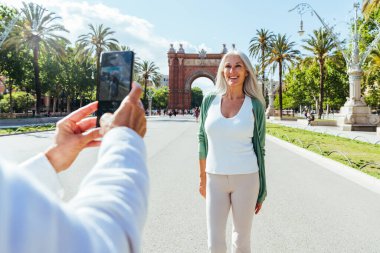 Güzel, son sınıf kadınları şehirde kaynaşıyor çekici, neşeli, olgun bayan arkadaşlar eğleniyor, alışveriş yapıyor, bağ kuruyor, yaşlılar için yaşam tarzı kavramları var.