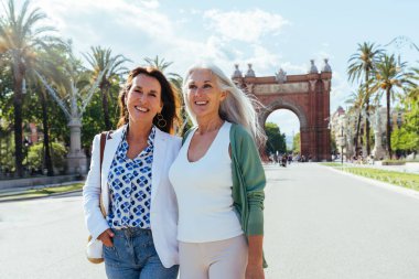 Güzel, son sınıf kadınları şehirde kaynaşıyor çekici, neşeli, olgun bayan arkadaşlar eğleniyor, alışveriş yapıyor, bağ kuruyor, yaşlılar için yaşam tarzı kavramları var.