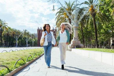 Güzel, son sınıf kadınları şehirde kaynaşıyor çekici, neşeli, olgun bayan arkadaşlar eğleniyor, alışveriş yapıyor, bağ kuruyor, yaşlılar için yaşam tarzı kavramları var.