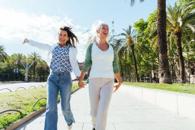 Güzel, son sınıf kadınları şehirde kaynaşıyor çekici, neşeli, olgun bayan arkadaşlar eğleniyor, alışveriş yapıyor, bağ kuruyor, yaşlılar için yaşam tarzı kavramları var.