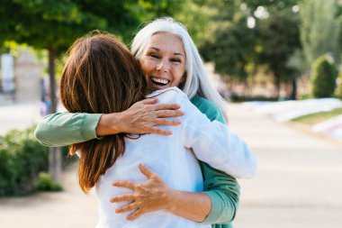 Güzel, son sınıf kadınları şehirde kaynaşıyor çekici, neşeli, olgun bayan arkadaşlar eğleniyor, alışveriş yapıyor, bağ kuruyor, yaşlılar için yaşam tarzı kavramları var.