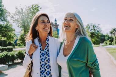 Güzel, son sınıf kadınları şehirde kaynaşıyor çekici, neşeli, olgun bayan arkadaşlar eğleniyor, alışveriş yapıyor, bağ kuruyor, yaşlılar için yaşam tarzı kavramları var.