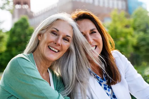 stock image Beautiful senior women bonding outdoors in the city - Attractive cheerful mature female friends having fun, shopping and bonding, concepts about elderly lifestyle