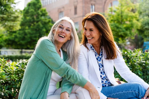 stock image Beautiful senior women bonding outdoors in the city - Attractive cheerful mature female friends having fun, shopping and bonding, concepts about elderly lifestyle