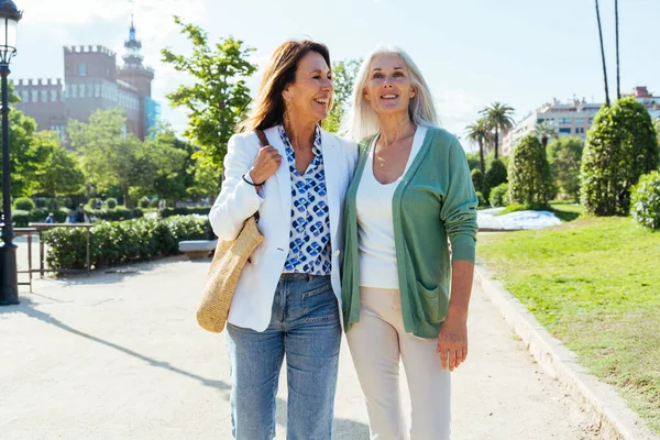 Vackra Äldre Kvinnor Som Förenas Utomhus Staden Attraktiva Glada Mogna — Stockfoto