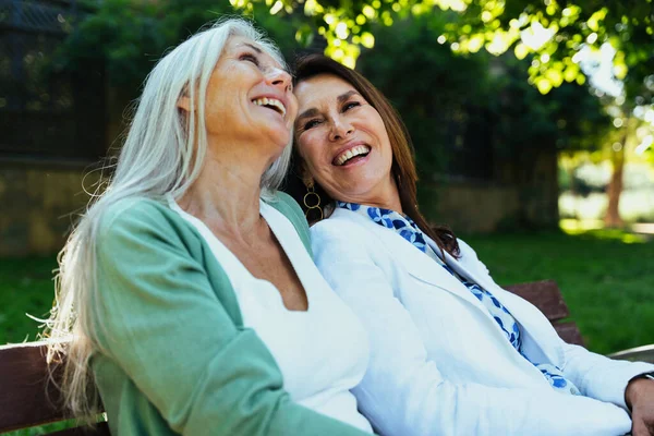 stock image Beautiful senior women bonding outdoors in the city - Attractive cheerful mature female friends having fun, shopping and bonding, concepts about elderly lifestyle