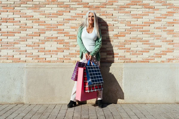 Mooie Oudere Vrouw Met Zilver Grijs Haar Winkelen Buiten Stad — Stockfoto