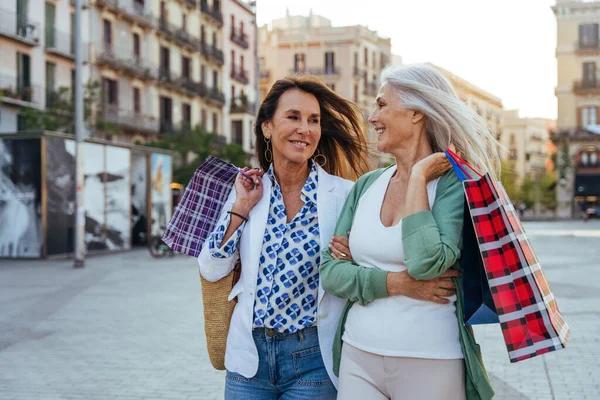 Femei Vârstă Frumoase Care Leagă Aer Liber Oraș Prietene Atrăgătoare — Fotografie, imagine de stoc