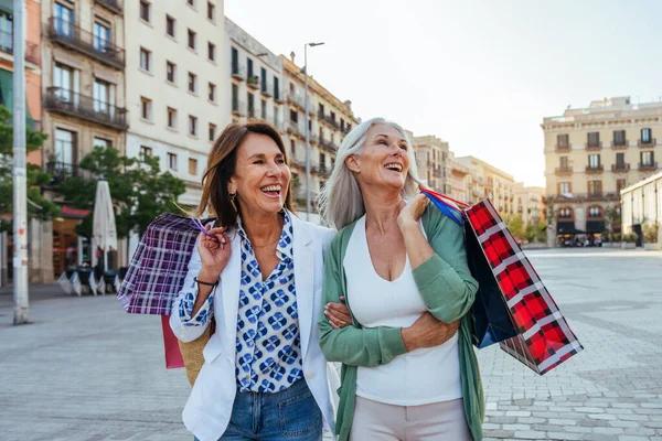 stock image Beautiful senior women bonding outdoors in the city - Attractive cheerful mature female friends having fun, shopping and bonding, concepts about elderly lifestyle