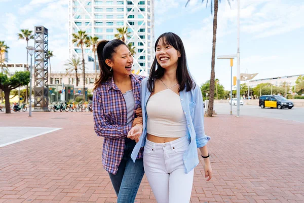 快乐而美丽的中国女性朋友在城市的户外拥抱 快乐而漂亮的亚洲女性成年人在户外相遇并享受快乐 生活方式和友谊的概念 — 图库照片