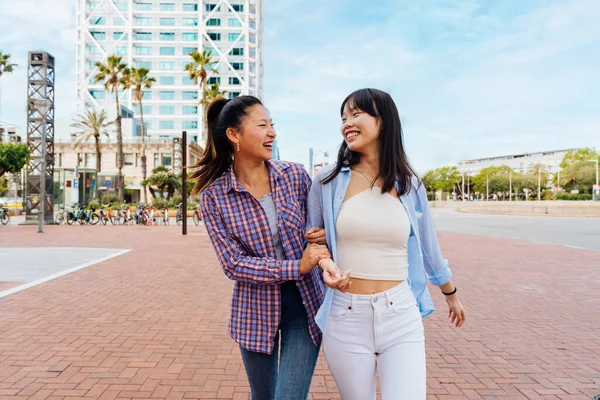 Glücklich Schöne Chinesische Freundinnen Die Sich Draußen Der Stadt Treffen — Stockfoto