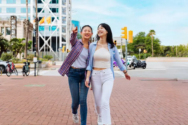 幸せな美しい中国の女性の友人は街の屋外で結びついています 遊び心のある美しいアジアの女性大人が会って外で楽しんで ライフスタイルと友情についての概念 — ストック写真
