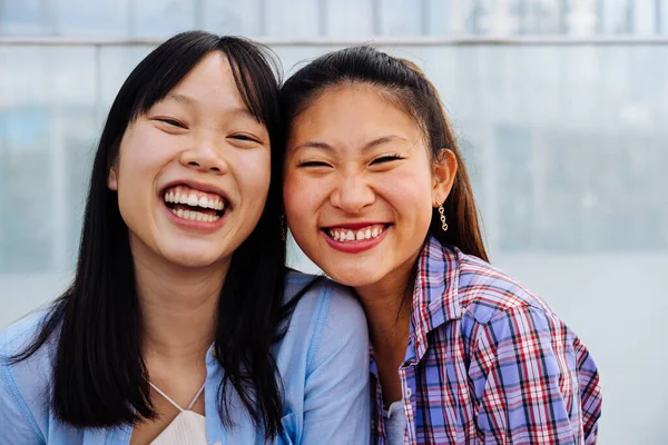 快乐而美丽的中国女性朋友在城市的户外拥抱 快乐而漂亮的亚洲女性成年人在户外相遇并享受快乐 生活方式和友谊的概念 — 图库照片