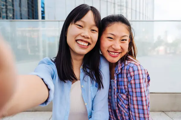 Счастливые Красивые Подруги Китаянки Живущие Улице Веселая Симпатичная Взрослая Женщина — стоковое фото