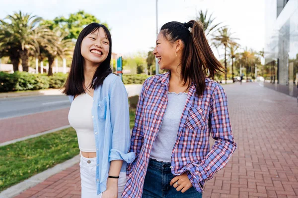 幸せな美しい中国の女性の友人は街の屋外で結びついています 遊び心のある美しいアジアの女性大人が会って外で楽しんで ライフスタイルと友情についての概念 — ストック写真