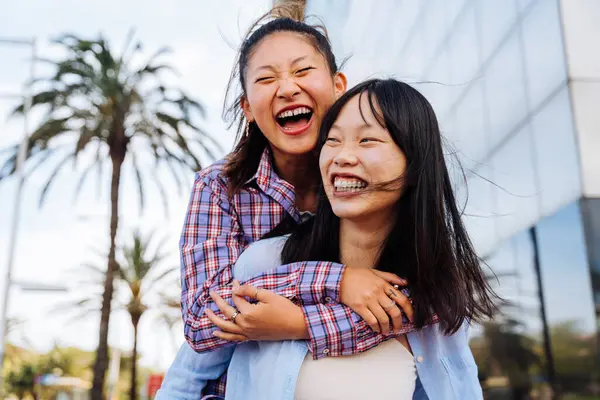 Glada Vackra Kinesiska Kvinnor Vänner Limma Utomhus Staden Lekfulla Ganska — Stockfoto