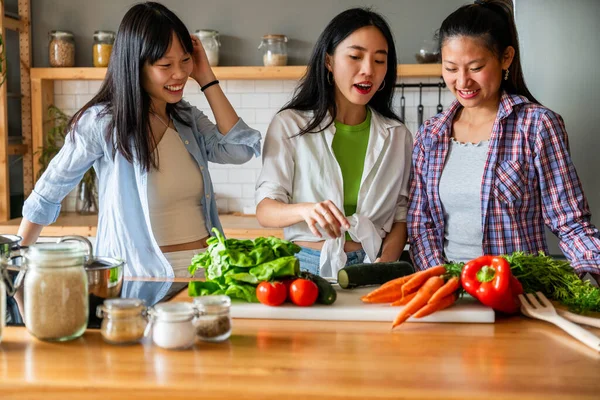 Onnellinen Kaunis Kiinalainen Naisten Ystäviä Liimaus Kotona Ruoanlaitto Herkullinen Ateria — kuvapankkivalokuva