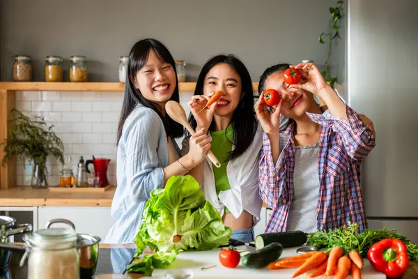 Onnellinen Kaunis Kiinalainen Naisten Ystäviä Liimaus Kotona Ruoanlaitto Herkullinen Ateria — kuvapankkivalokuva