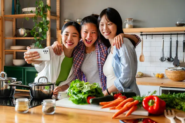 Glada Vackra Kinesiska Kvinnor Vänner Limma Hemma Och Laga God — Stockfoto