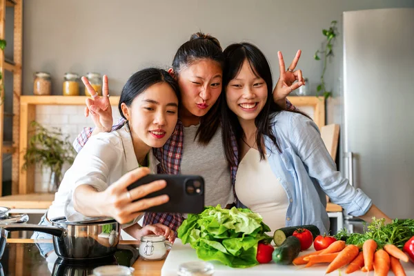 Glada Vackra Kinesiska Kvinnor Vänner Limma Hemma Och Laga God — Stockfoto
