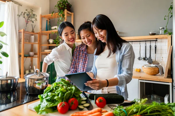 Feliz Hermosa Mujer China Amigos Que Unen Casa Cocinar Deliciosa —  Fotos de Stock