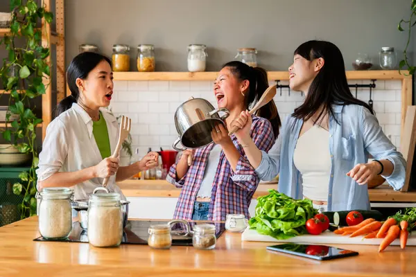 Happy Beautiful Chinese Women Friends Bonding Home Cooking Delicious Meal — Stockfoto