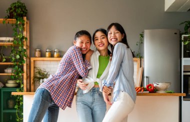 Mutlu güzel Çinli kadın arkadaşlar evde kaynaşıyor, eğlenceli Asyalı kadın yetişkinler buluşuyor ve evde eğleniyorlar, yaşam tarzı, aile hayatı ve arkadaşlık kavramları