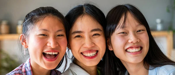 快乐而美丽的中国女性朋友在家里拥抱 快乐而漂亮的亚洲女性成年人在家里相遇和玩乐 以及生活方式 家庭生活和友谊的概念 — 图库照片