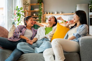 Mutlu güzel Çinli kadın arkadaşlar evde kaynaşıyor, eğlenceli Asyalı kadın yetişkinler buluşuyor ve evde eğleniyorlar, yaşam tarzı, aile hayatı ve arkadaşlık kavramları