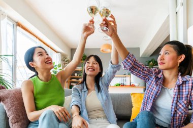 Mutlu güzel Çinli kadın arkadaşlar evde kaynaşıyor, eğlenceli Asyalı kadın yetişkinler buluşuyor ve evde eğleniyorlar, yaşam tarzı, aile hayatı ve arkadaşlık kavramları