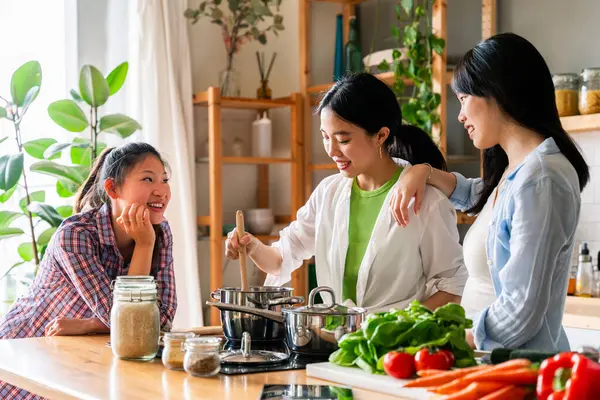 快乐而美丽的中国女性朋友在家里拥抱 快乐而漂亮的亚洲女性成年人在家里相遇和玩乐 以及生活方式 家庭生活和友谊的概念 — 图库照片