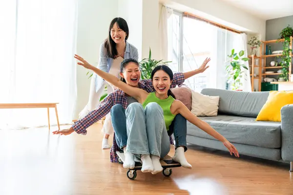 Mutlu güzel Çinli kadın arkadaşlar evde kaynaşıyor, eğlenceli Asyalı kadın yetişkinler buluşuyor ve evde eğleniyorlar, yaşam tarzı, aile hayatı ve arkadaşlık kavramları