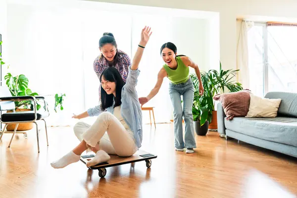 Mutlu güzel Çinli kadın arkadaşlar evde kaynaşıyor, eğlenceli Asyalı kadın yetişkinler buluşuyor ve evde eğleniyorlar, yaşam tarzı, aile hayatı ve arkadaşlık kavramları